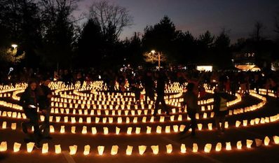Ein Lichterlabyrinth aus über 1.600 Lichtern verzauberte den Parkplatz in der Bergstraße.