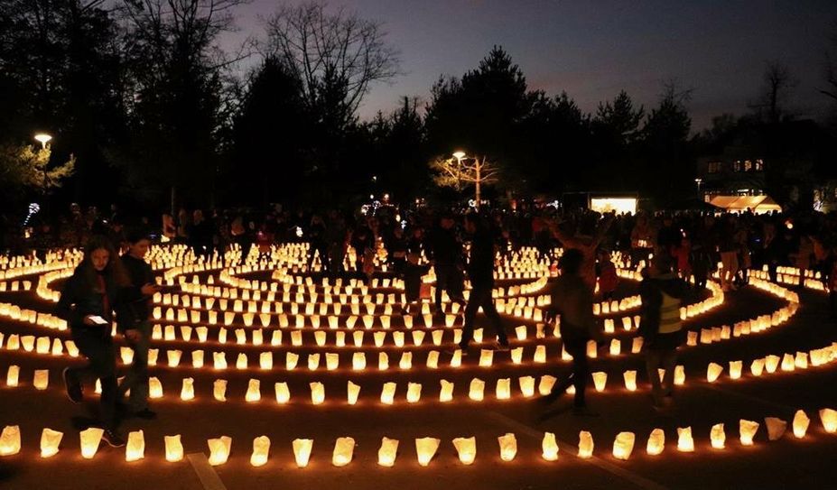 Ein Lichterlabyrinth aus über 1.600 Lichtern verzauberte den Parkplatz in der Bergstraße.