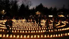 Ein Lichterlabyrinth aus über 1.600 Lichtern verzauberte den Parkplatz in der Bergstraße.