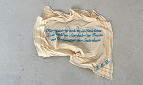 Clauda Christoffel stickte Zitate von Paula Modersohn-Becker auf Taschentücher.