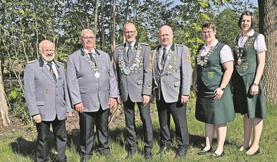 Müssen ihre Königswürden und -ketten an Pfingsten weitergeben: Die Majestäten aus Adolphsdorf werden am kommenden Wochenende beim Schützenfest abgelöst.