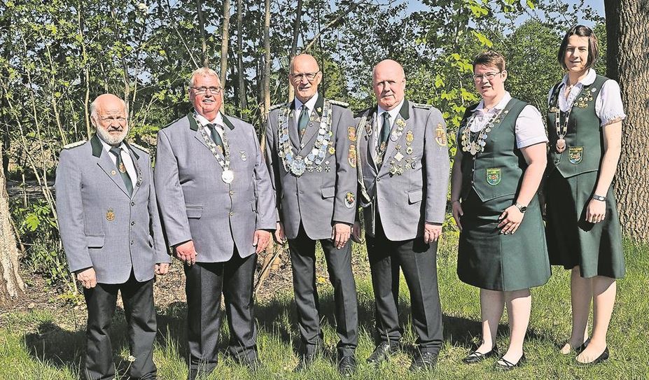 Müssen ihre Königswürden und -ketten an Pfingsten weitergeben: Die Majestäten aus Adolphsdorf werden am kommenden Wochenende beim Schützenfest abgelöst.