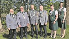 Müssen ihre Königswürden und -ketten an Pfingsten weitergeben: Die Majestäten aus Adolphsdorf werden am kommenden Wochenende beim Schützenfest abgelöst.