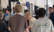 Dr. Jan-Peter Halwes (Kreishandwerkerschaft) und Timm Helmke (BBS) begrüßten die neuen Azubis und Fachschüler.