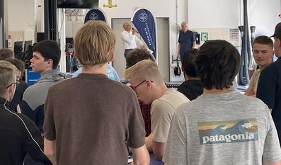Dr. Jan-Peter Halwes (Kreishandwerkerschaft) und Timm Helmke (BBS) begrüßten die neuen Azubis und Fachschüler.