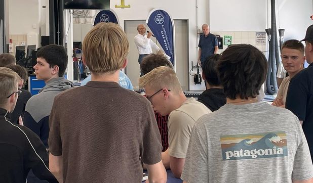 Dr. Jan-Peter Halwes (Kreishandwerkerschaft) und Timm Helmke (BBS) begrüßten die neuen Azubis und Fachschüler.