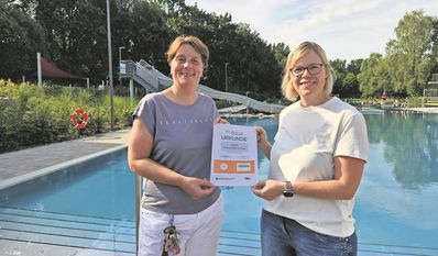 Zusammen mit Katja Bünning vom Touristikverband (rechts) freut sich Tanja Neumann vom Delphino über die Auszeichnung.