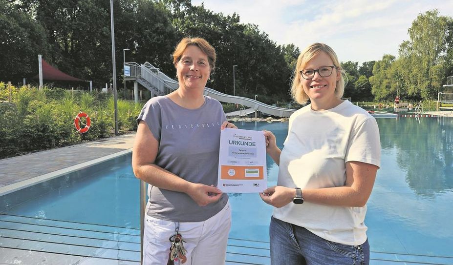Zusammen mit Katja Bünning vom Touristikverband (rechts)  freut sich Tanja Neumann vom Delphino über die Auszeichnung.