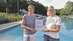 Zusammen mit Katja Bünning vom Touristikverband (rechts)  freut sich Tanja Neumann vom Delphino über die Auszeichnung.