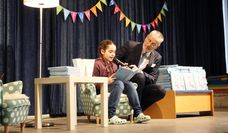 Viertklässlerin Viktoria las ihre Geschichte den Mitschülern der ersten Klasse vor, assistiert von Heinrich Schünemann vom gleichnamigem Bremer Verlag