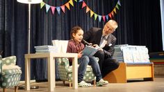 Viertklässlerin Viktoria las ihre Geschichte den Mitschülern der ersten Klasse vor, assistiert von Heinrich Schünemann vom gleichnamigem Bremer Verlag