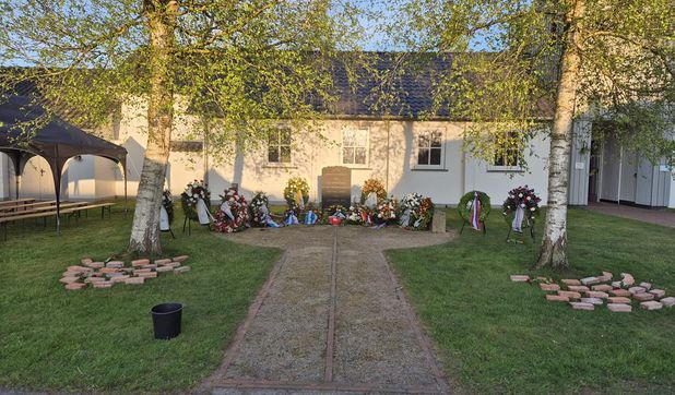 Am Gedenkstein für die im Stalag X B gestorbenen Kriegsgefangenen und KZ-Häftlinge werden weitere Kränze niedergelegt.