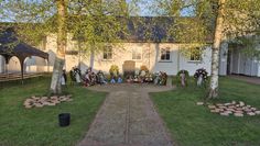 Am Gedenkstein für die im Stalag X B gestorbenen Kriegsgefangenen und KZ-Häftlinge werden weitere Kränze niedergelegt.