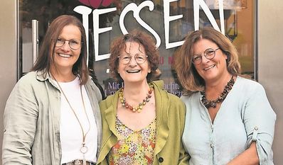 Der Familienbetrieb Jessen wird seit 1995 in zweiter Generation geführt. Mutter Marita (Mitte) ist sichtlich stolz.