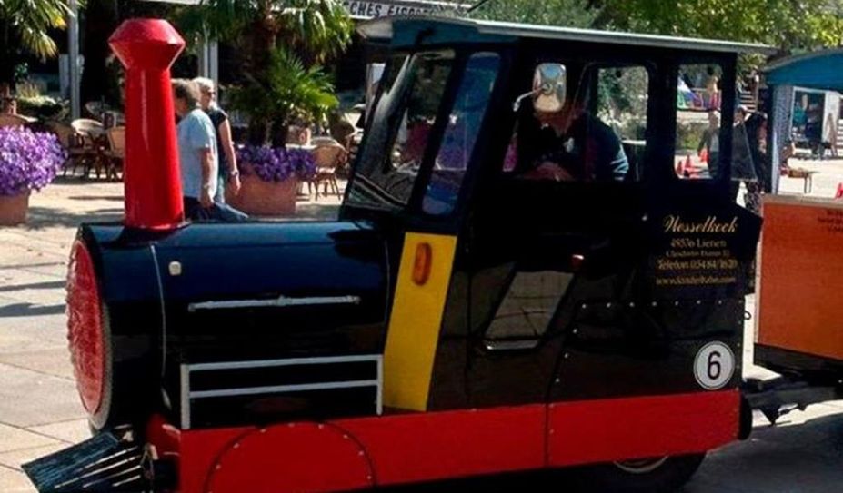 Die Fahrt mit der besonderen Bahn ist ein Spaß für die ganze Familie.