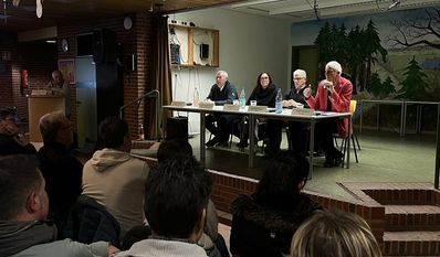 Diskutierten vor vollem Saal: Wilfried Pallasch von der Bürgerfraktion, Brigitte Neuner-Krämer als Vertreterin der Grünen, der SPDler Werner Schauer und Linke-Politiker Herbert Behrens.