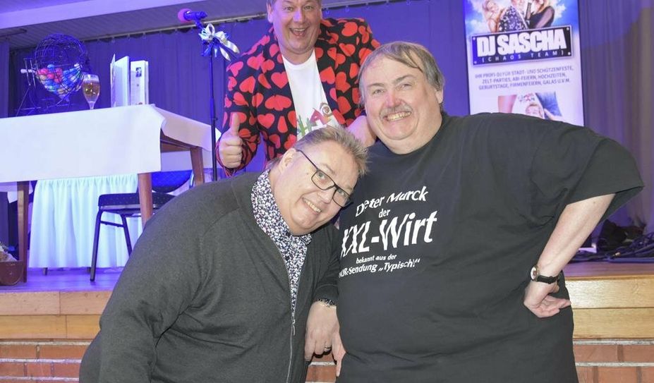 Bingo-Bär Michael Thürnau (links) ist bei XXL-Wirt Dieter Murck zu Gast.