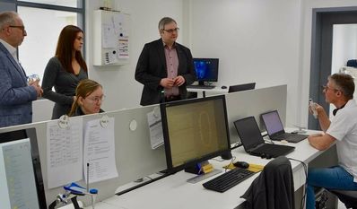 Landrat Marco Prietz (hinten re.) nahm beim Termin in Bremervörde mit Vannessa-Kim Zobel und Arne Suter (li.) lokale Unternehmen in den Fokus.