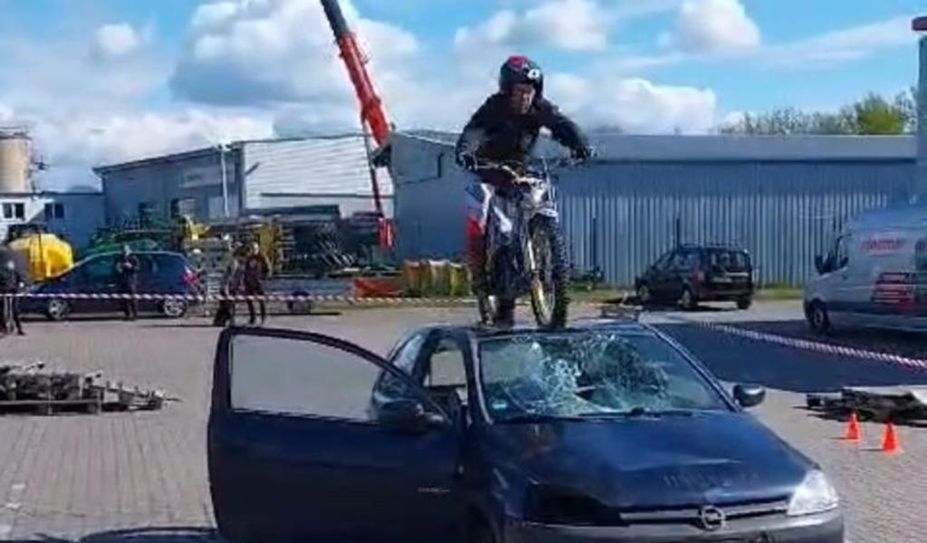 Wagemutige Stunts zeien die Motorradfahrer:innen auf dem VördeWorx.