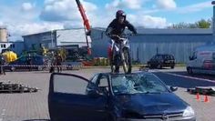Wagemutige Stunts zeien die Motorradfahrer:innen auf dem VördeWorx.