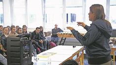 Andrea Röpke informierte an der IGS über aktuelle Entwicklungen in der rechtsextremen Szene. Foto: jm