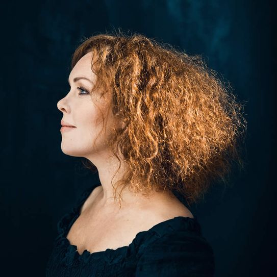 Kristin Asbjørnsens einzigartige Stimme und ihr charakteristischer Sound ist reich an Kontrasten und Dynamik.