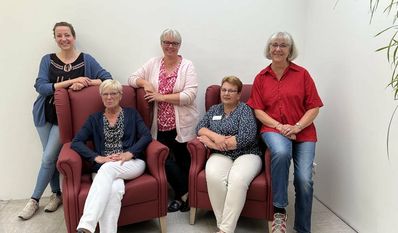 Monja Nagel und Peter von Geest (hinten, v. li.) mit zwei Bewohnerinnen am fahrbaren Kiosk.