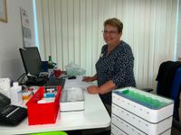 Gerlinde Mügge kümmert sich um die Medikamentenausgabe.