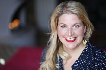 Christine Dohler freut sich, den Gästen die Symbolik und Bedeutung der Rauhnächte zu erläutern.