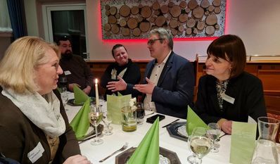 Artjom und Natalja Tscharikow und Ljubov Tzscheutschler tauschen sich mit Landrat Marco Prietz und Franziska Wronka von der Koordinierungsstelle über ihre Erfahrungen aus.