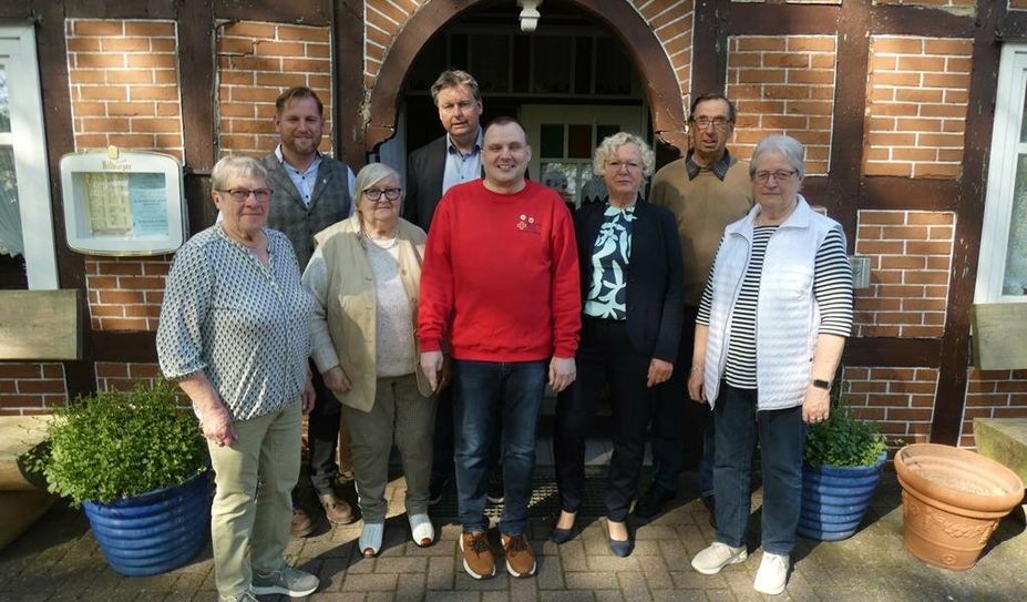 Das DRK-Vorstandsteam mit Bürgermeister Marc Breitenfeld (hinten  li.) und DRK-Präsident Frank Pingel (hinten, Mitte).