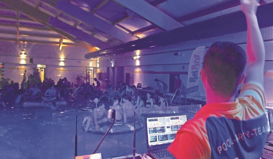Im Wasser und am Beckenrand ist am 3. Februar Party angesagt.