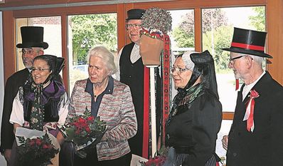Hesedorf (eb). Im Hesedorfer Logehuss ertönte pünktlich am 1. Mai der Gong zur feierlichen Zeremonie der Enthüllung der Brautkrone. Die Rekonstruktion aus dem 19. Jahrhundert wurde in mehreren hundert Arbeitsstunden von Herta Wirthwein und Heike Harms-Dubbles aus mehr als 1.000 Teilen zusammengesetzt. Nach der Enthüllung ist sie nun in einer vom Bachmann-Museum gespendeten Vitrine im Hesedorfer Trachtenmuseum ausgestellt.
