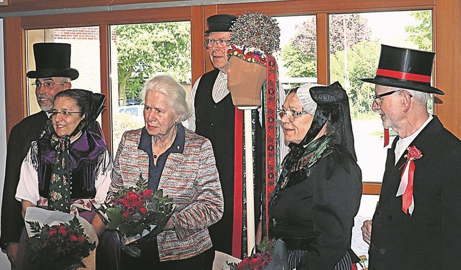 Hesedorf (eb). Im Hesedorfer Logehuss ertönte pünktlich am 1. Mai der Gong zur feierlichen Zeremonie der Enthüllung der Brautkrone. Die Rekonstruktion aus dem 19. Jahrhundert wurde in mehreren hundert Arbeitsstunden von Herta Wirthwein und Heike Harms-Dubbles aus mehr als 1.000 Teilen zusammengesetzt. Nach der Enthüllung ist sie nun in einer vom Bachmann-Museum gespendeten Vitrine im Hesedorfer Trachtenmuseum ausgestellt.