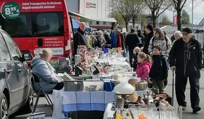 Auf dem Flohmarkt kann der ein oder andere Schatz gefunden werden.