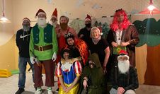 Mit viel Fantasie wurden die Kostüme für das Stück „Schneewittchen und die 7 Zwerge“ ausgesucht.