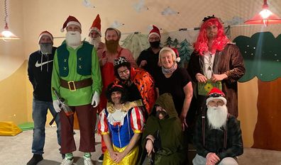 Mit viel Fantasie wurden die Kostüme für das Stück „Schneewittchen und die 7 Zwerge“ ausgesucht.