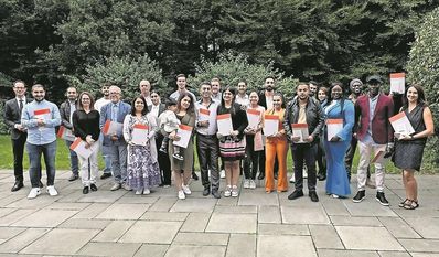 Dominik Vinbruck (links) ist stolz auf so viele neue Bürger:innen im Landkreis Osterholz.