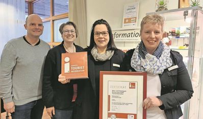 Präsentieren stolz das neue i-Marke-Zertifikat: Geschäftsführer Benjamin Bünning (links) mit den Kolleginnen Barbara Norden, Kerstin Neumann und Iris Köster (von rechts).