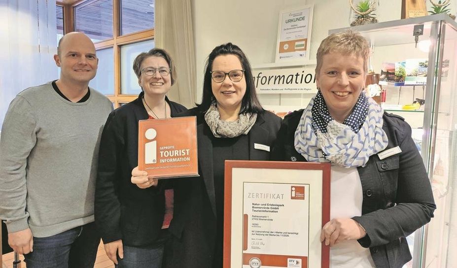 Präsentieren stolz das neue i-Marke-Zertifikat: Geschäftsführer Benjamin Bünning (links) mit den Kolleginnen Barbara Norden, Kerstin Neumann und Iris Köster (von rechts).