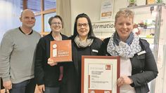 Präsentieren stolz das neue i-Marke-Zertifikat: Geschäftsführer Benjamin Bünning (links) mit den Kolleginnen Barbara Norden, Kerstin Neumann und Iris Köster (von rechts).