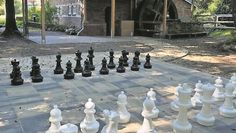 Denksportler:innen haben die Möglichkeit, ihr Können bei den großen Schachfiguren unter Beweis zu stellen.