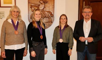 Stolze Gewinnerinnen und ein stolzer Bürgermeister: Conny Ammermann, Linda Otten, Gesa Sternberg und Jürgen Kuck.