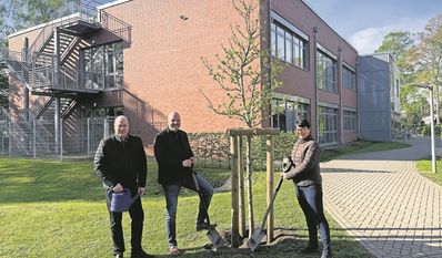 Sind dankbar für die Spende: (v. l.) Thore Meyer, Mario Segelhorst und Heike Otten.