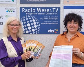Gabriele Haar (links) und Natasha Zupkovic präsentieren das neue VHS Herbstprogramm.