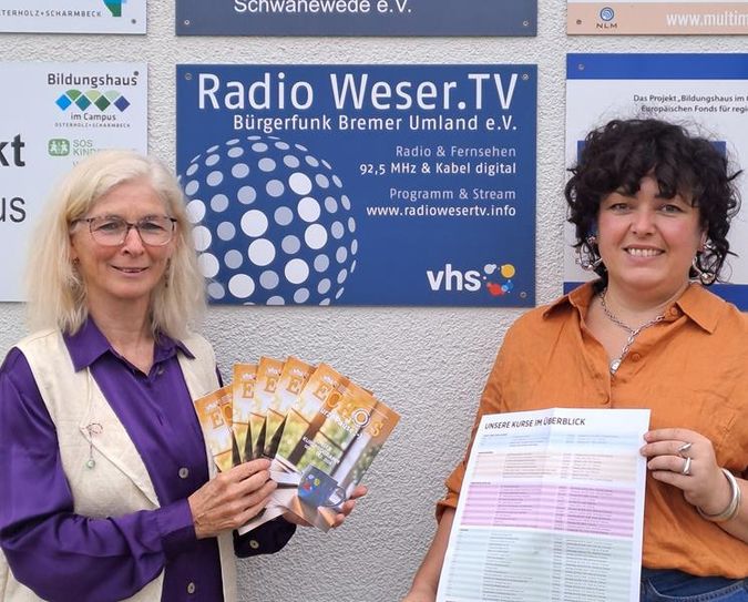 Gabriele Haar (links) und Natasha Zupkovic präsentieren das neue VHS Herbstprogramm.