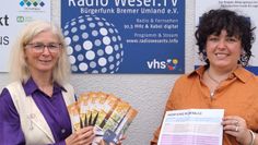 Gabriele Haar (links) und Natasha Zupkovic präsentieren das neue VHS Herbstprogramm.