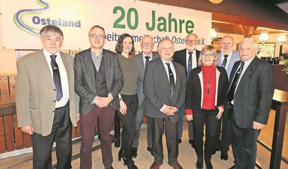 Einmütig gewählt: Die neue Vorstandsriege mit Reinhard Lindenberg (v. li), Michael Johnen, Tanja Buck, Ewald Romund, Claus List (1. Vors.), Eybe Schönteich, Christel Mix, Harald Kleinmann (2. Vorsitzender) und Paul Scharten.
