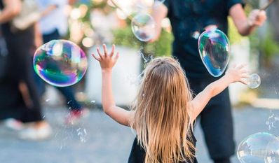 Seifenblasen pusten ist nur eine Aktion, die auf die Kinder wartet.