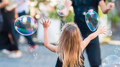 Seifenblasen pusten ist nur eine Aktion, die auf die Kinder wartet.